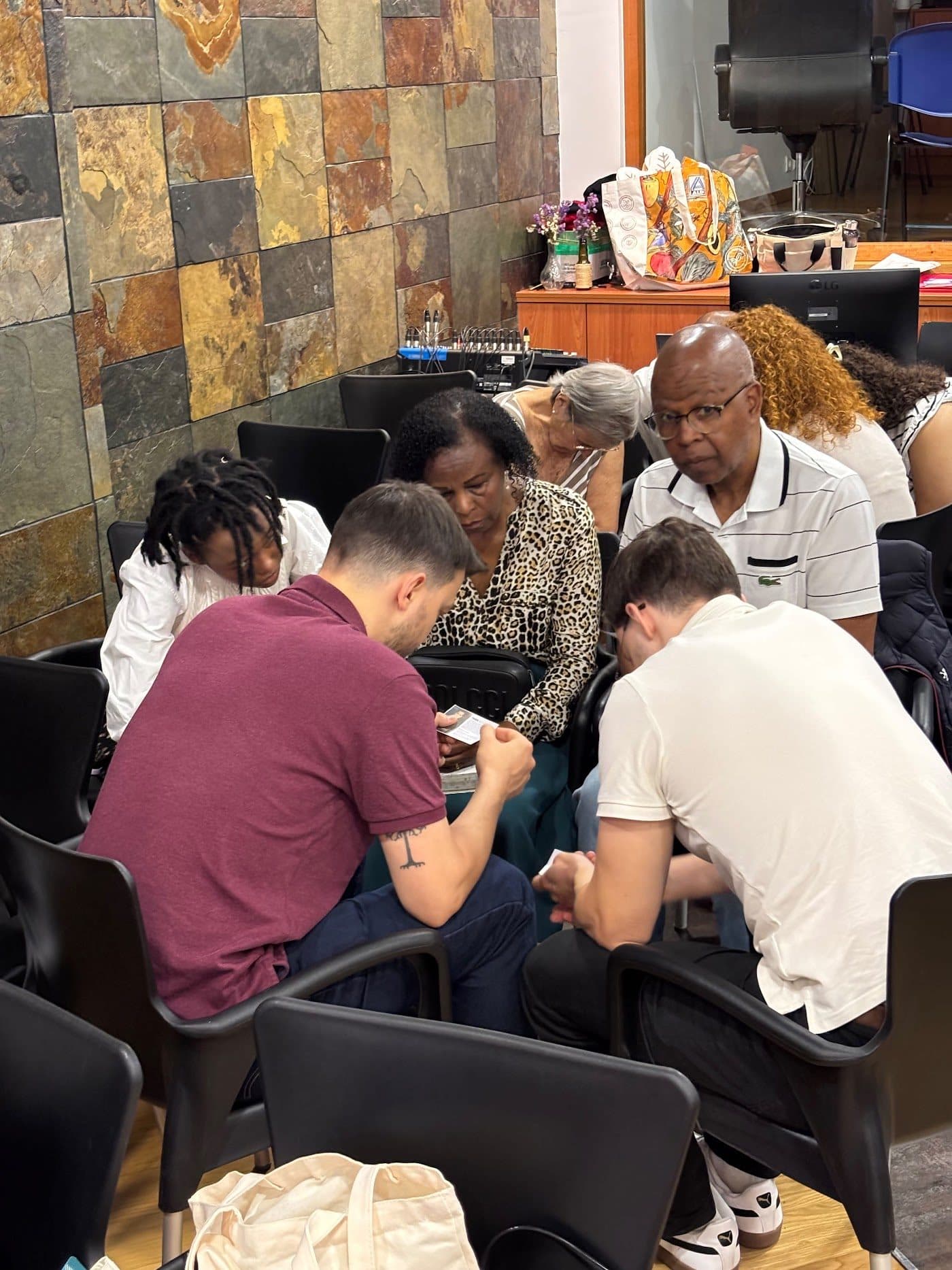 Comunidade reunida em estudo e oração