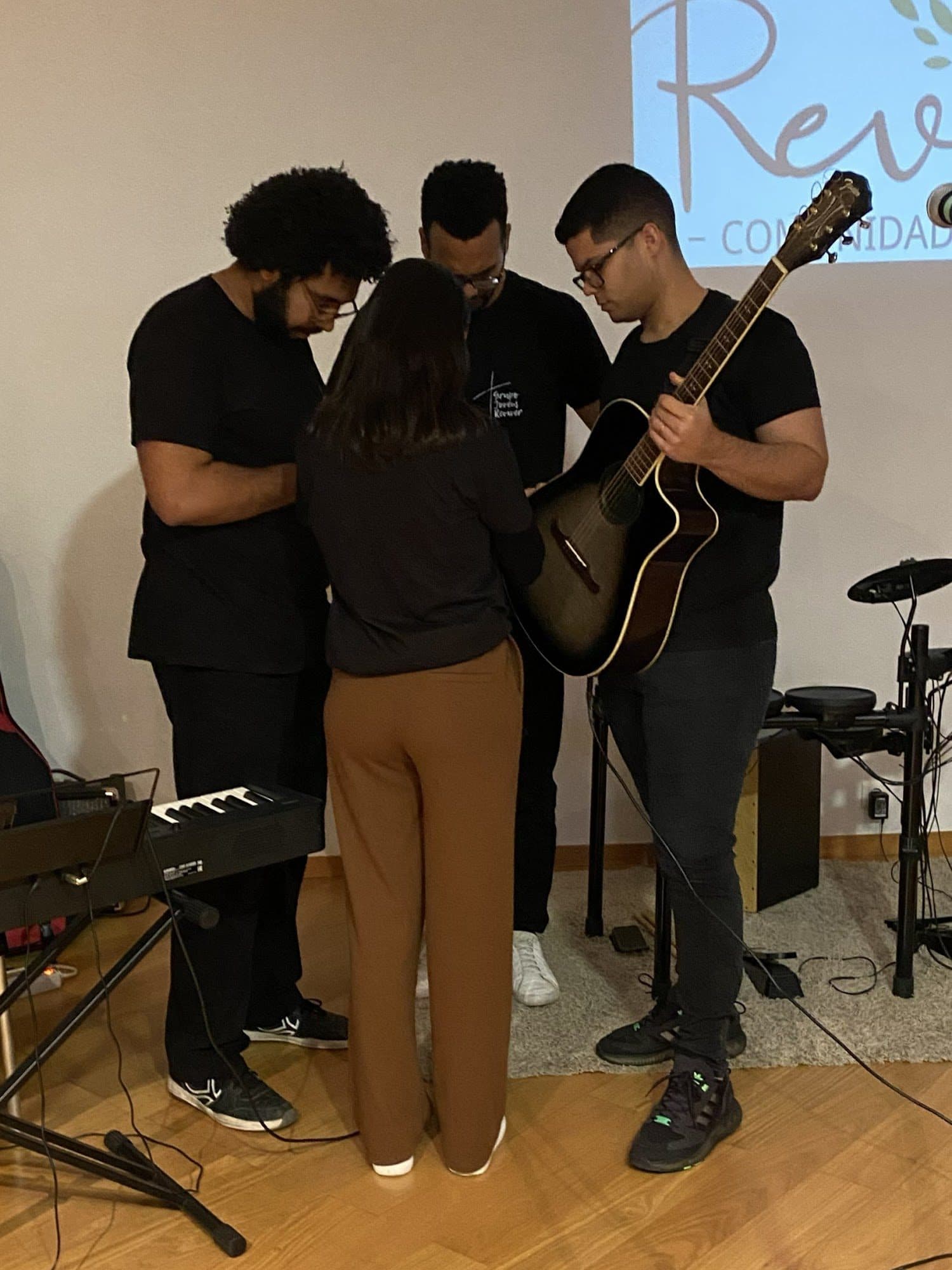 Jovens reunidos em louvor e adoração